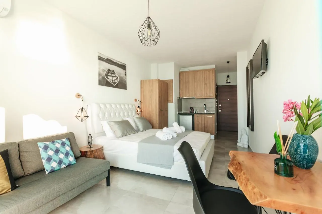 Blue Studios Peraia Апартаменты